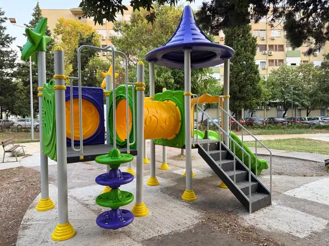 Dječije igralište sa ljuljaškama — Deco Fun